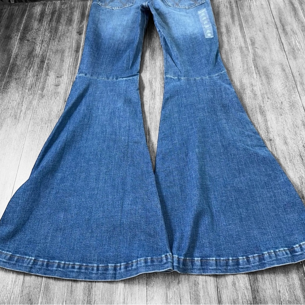 Wrangler Retro High Rise Trumpet
UltraFlare Jeans Tall 26x34 - Picture 11 of 13